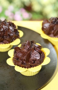 Healthy Chocolate Cupcakes with Chocolate Vegan Frosting