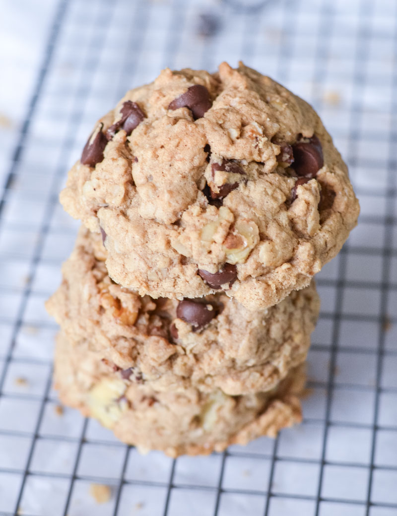 healthy chocolate chip oatmeal cookies